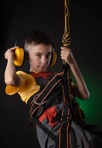 Niño el constructor traje posando con una herramienta de trabajo — Foto de Stock