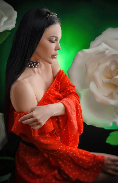 A jovem morena com enormes botões de rosas brancas — Fotografia de Stock