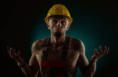 Bir işçi nin kıyafetleri ve bir kask, kirli, is, çıplak bir vücut, kamera grimaces ile bir adam madenci