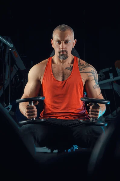 Fuerte musculoso hombre trenes en el gimnasio — Foto de Stock