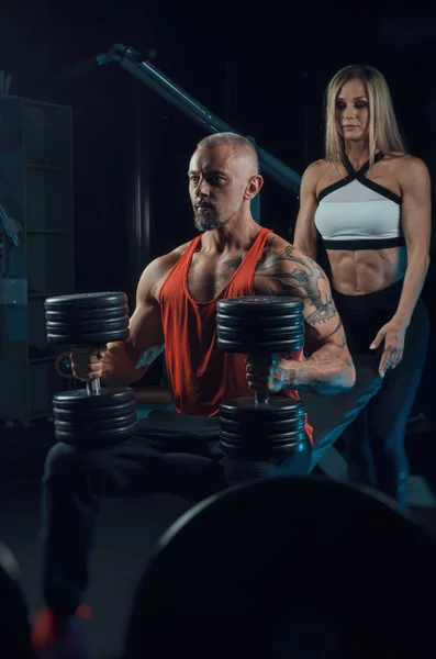 Kräftiger muskulöser Mann trainiert im Fitnessstudio — Stockfoto