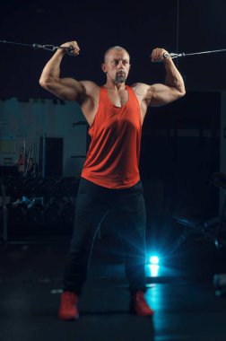 spor salonunda güçlü kaslı adam trenler