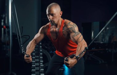 spor salonunda güçlü kaslı adam trenler