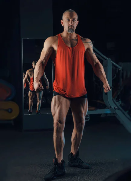 Сильный мускулистый человек тренируется в тренажерном зале — стоковое фото