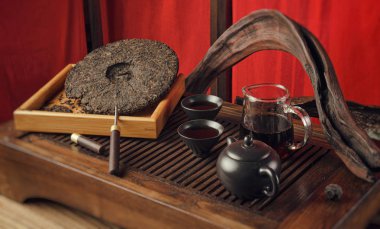 aletleri çaydanlık bardak gözleme ve çay Shen Puer ile çay masası