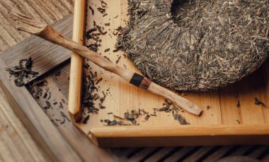 aletleri çaydanlık bardak gözleme ve çay Shen Puer ile çay masası