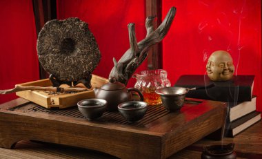 aletleri çaydanlık bardak gözleme ve çay Shen Puer ile çay masası