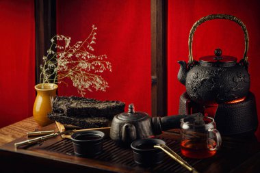 aletleri çaydanlık bardak gözleme ve çay Shen Puer ile çay masası