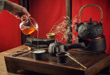 aletleri çaydanlık bardak gözleme ve çay Shen Puer ile çay masası