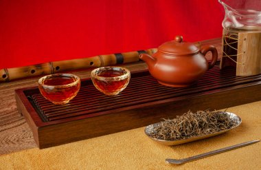 aletleri çaydanlık bardak gözleme ve çay Shen Puer ile çay masası