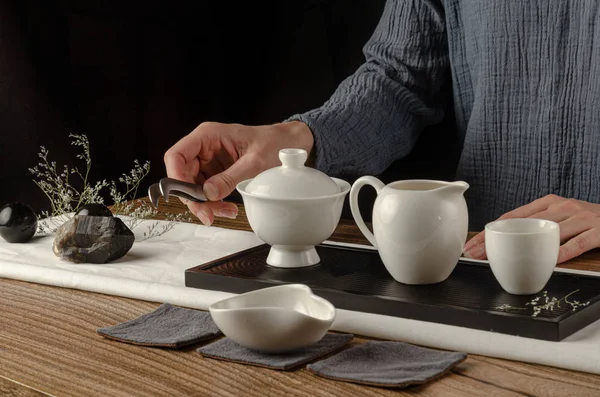 Mesa de chá com instrumentos bules copos panqueca e chá Shen Puer — Fotografia de Stock