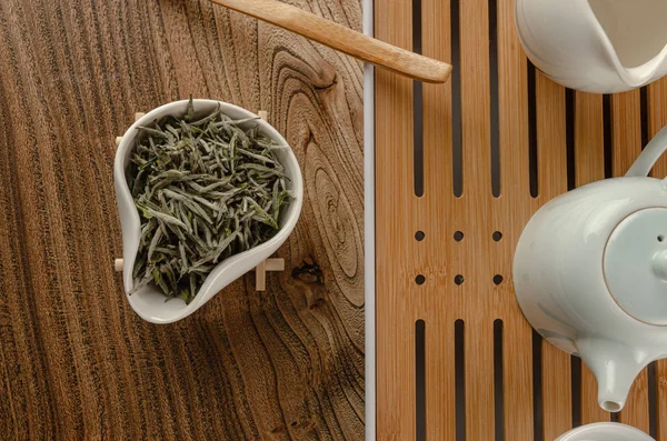 A mesa de chá com instrumentos xícaras de bule e chá verde — Fotografia de Stock