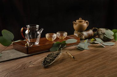 aletleri çaydanlık bardak ve çay Shen Puer ile çay masası