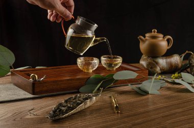 aletleri çaydanlık bardak ve çay Shen Puer ile çay masası