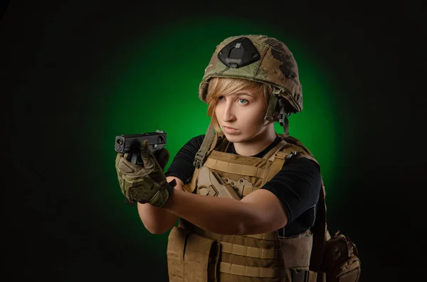 Menina de uniforme visa com uma arma — Fotografia de Stock