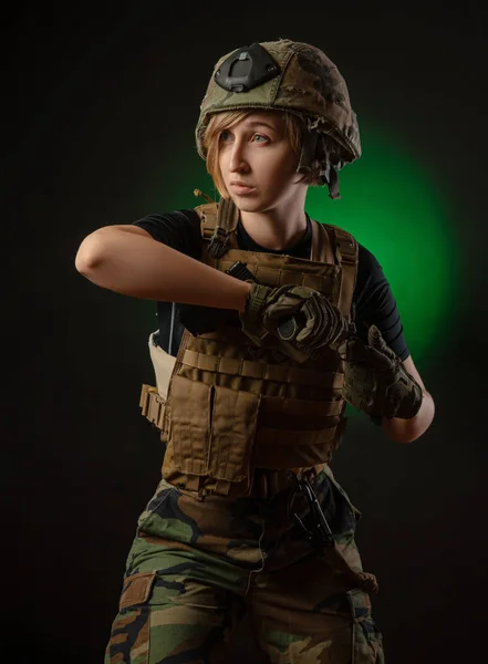 Fille en uniforme jetant des grenades paralysantes — Photo