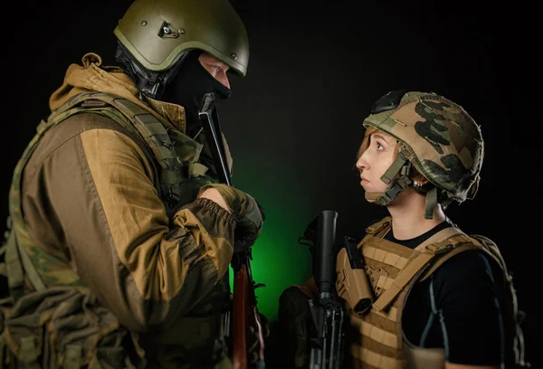 Soldado menino e soldado menina olhar um para o outro — Fotografia de Stock