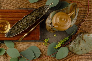 aletleri çaydanlık bardak ve çay Shen Puer ile çay masası
