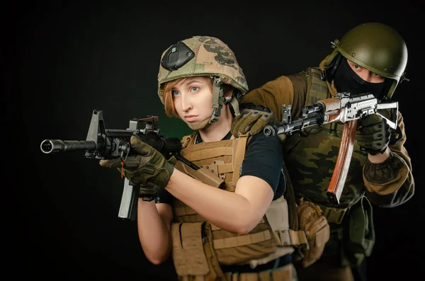 Una chica soldado y un soldado trabajan juntos en el asalto — Foto de Stock