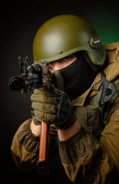 Guy soldier military aims at the sight of the Kalashnikov — Stock Photo, Image