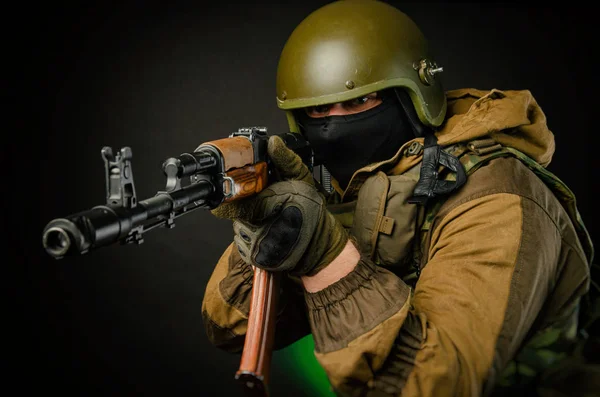 Guy soldat militära mål vid åsynen av Kalashnikov — Stockfoto