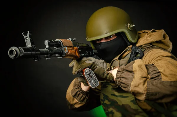 Guy soldier military aims at the sight of the Kalashnikov — Stock Photo, Image