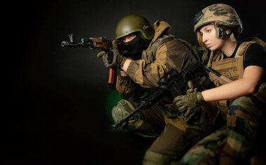 bir asker kız ve bir asker adam saldırı üzerinde birlikte çalışmak