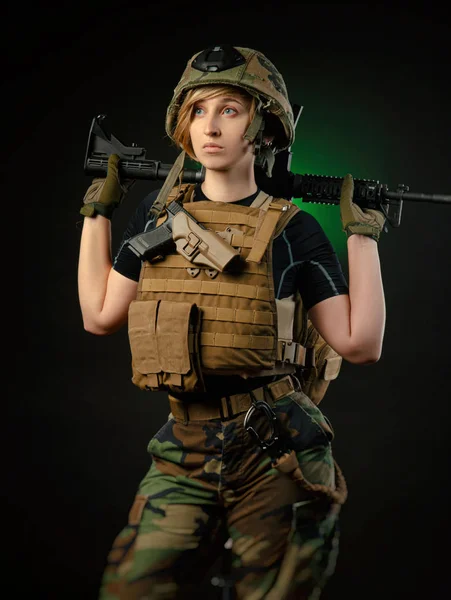 Menina de uniforme visa com uma arma — Fotografia de Stock