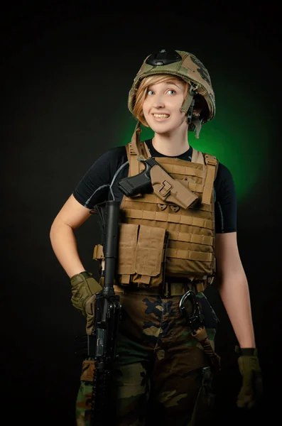 Menina de uniforme visa com uma arma — Fotografia de Stock