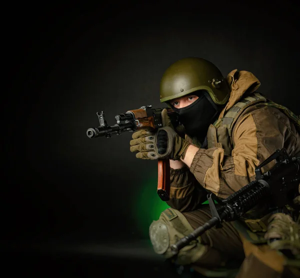 Guy soldier military aims at the sight of the Kalashnikov — Stock Photo, Image