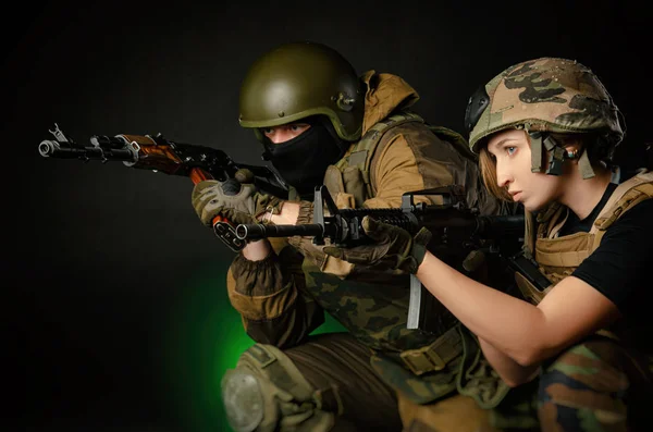 Vojenská dívka a voják spolupracují na útoku — Stock fotografie