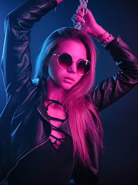 Gyönyörű stílusos divatos lány Body jelentő fotó Studio sötét háttér láncok Neonfény — Stock Fotó
