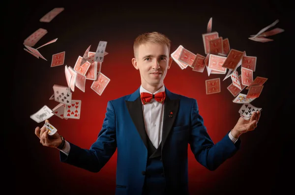Un giovane mago ragazzo sta tenendo le carte in mano — Foto Stock