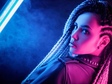 Neon ışıkta poz veren uzun saçlı güzel seksi kız.