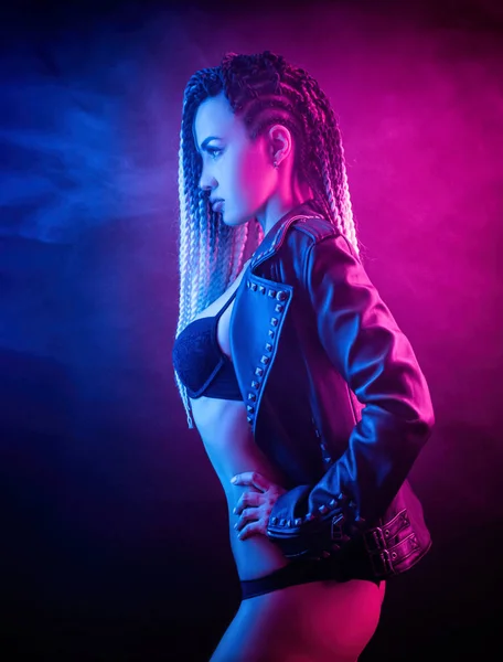 Neon ışıkta poz veren uzun saçlı güzel seksi kız.