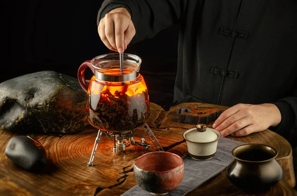 Čajový obřad vařící čaj v ohni ve skleněné konvice — Stock fotografie