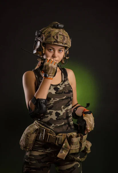 Девушка в военном шлеме говорит по радио: — стоковое фото