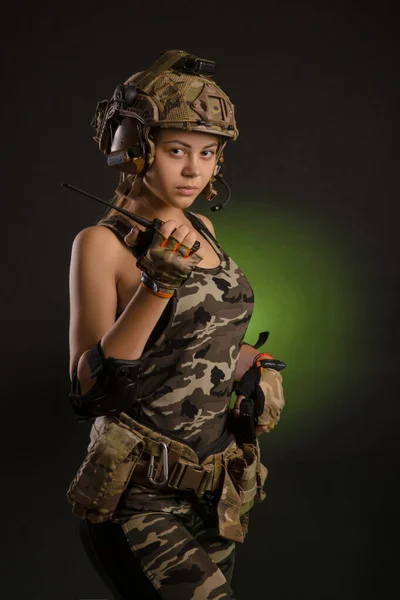 Uma menina de uniforme militar capacete diz no rádio — Fotografia de Stock