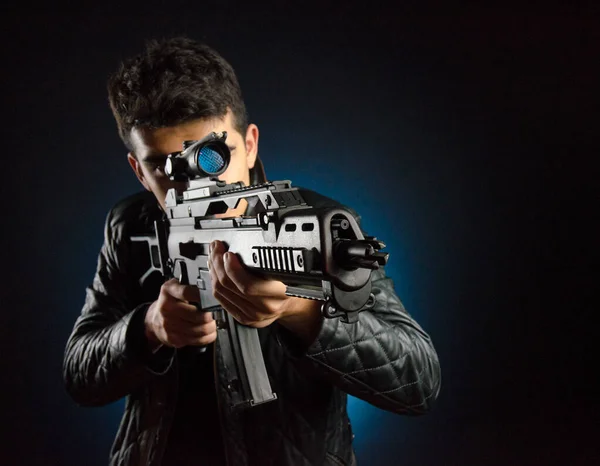 Asiatischer Mafia-Typ in schwarzer Jacke und automatischem Gewehr in der Hand — Stockfoto