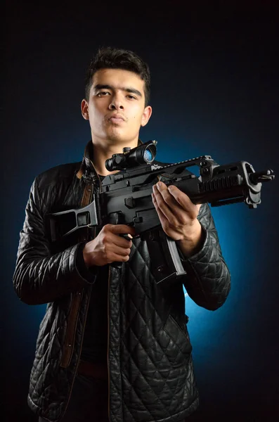 Ásia máfia cara no preto jaqueta e automático rifle no mão — Fotografia de Stock