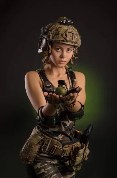 Askeri üniformalı ve miğferinde el bombası olan bir kız. — Stok fotoğraf