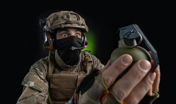 Мужчина-солдат в военной одежде с оружием на темном фоне — стоковое фото