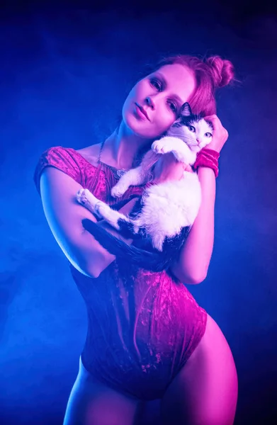 A bela menina elegante na moda em bodysuit posando na foto Estúdio no fundo escuro na luz de néon — Fotografia de Stock