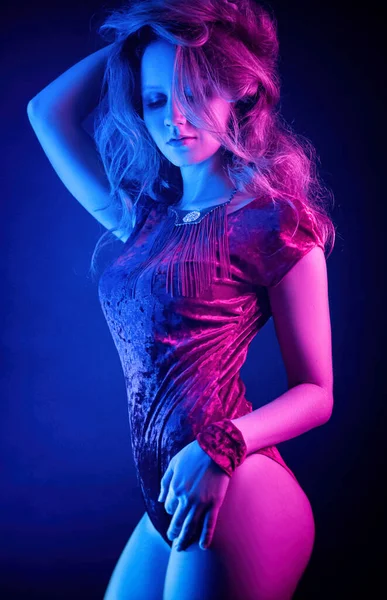 Красивая стильная модная девушка в кузове позирует на фото Студия на темном фоне в неоновом свете — стоковое фото