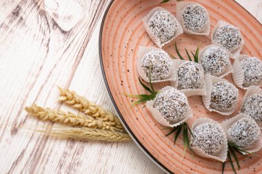 Masadaki vejetaryen şeker topları.