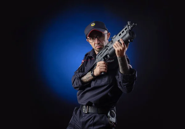 The guy in the police uniform with a gun is a Russian policeman. English translation of " Police" — Stock Photo, Image