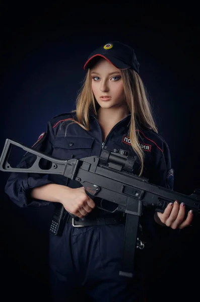 La ragazza in uniforme con la pistola e 'un poliziotto russo con la pistola. Traduzione inglese di Police — Foto Stock