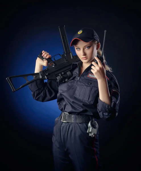 Девушка в полицейской форме с пистолетом это русский полицейский с пистолетом. Английский перевод полиции — стоковое фото