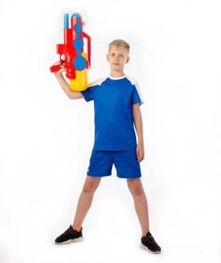 Beyaz arka planda su tabancası olan çocuk.