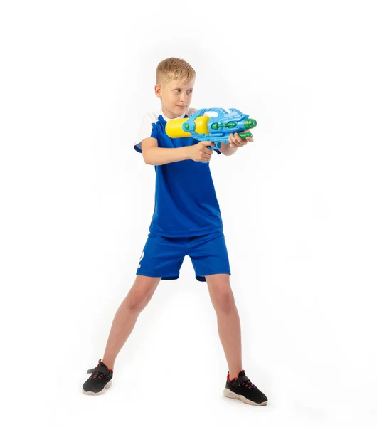 Niño con pistola de agua sobre fondo blanco — Foto de Stock